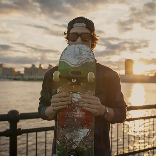 Image d'un homme avec un skateboard